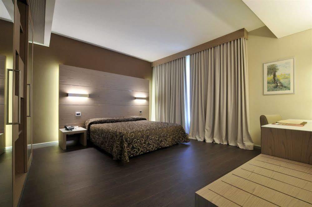 Hotel Federico II Йези Екстериор снимка